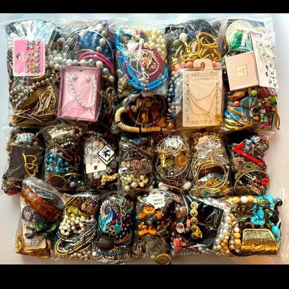 2 LBs UNSEARCHED MYSTERY JEWELRY LOT~ wearable repurpose DIY crafts junk repair - Picture 1 of 7